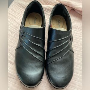CLARK’S 10M BLACK LEATHER SLIP-ON